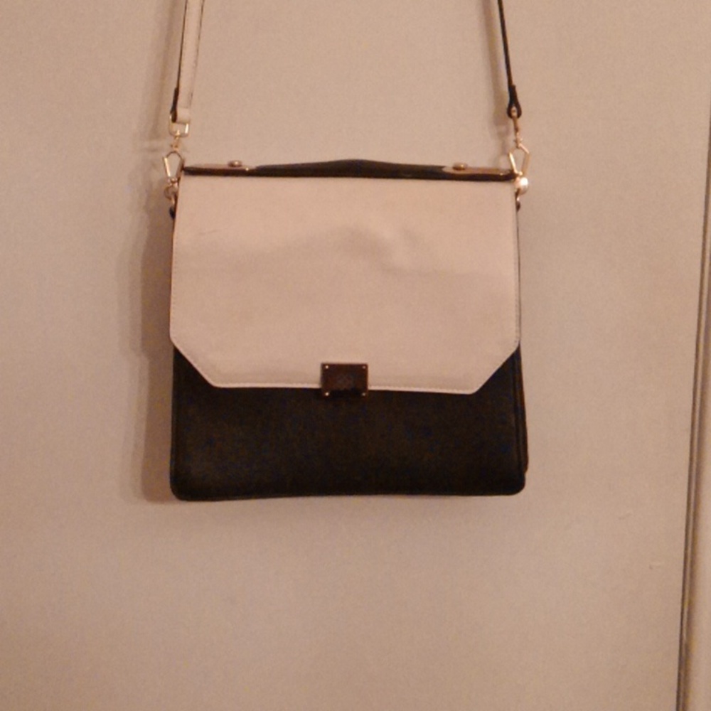 Like New Gianni Bini Shoulder Bag